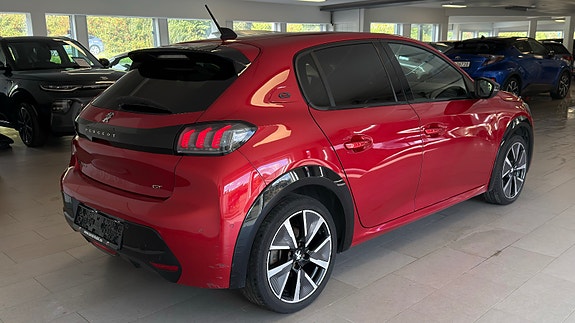 Peugeot e-208 8 of 30