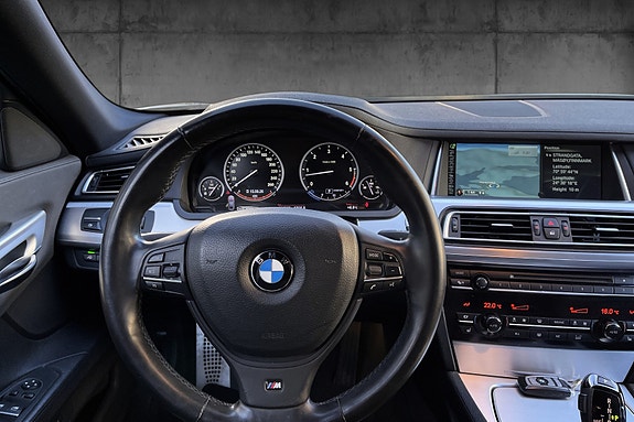 BMW 750d 24 of 30