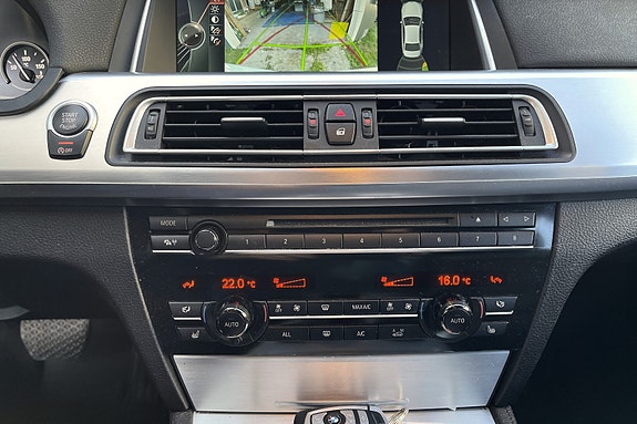 BMW 750d 28 of 30