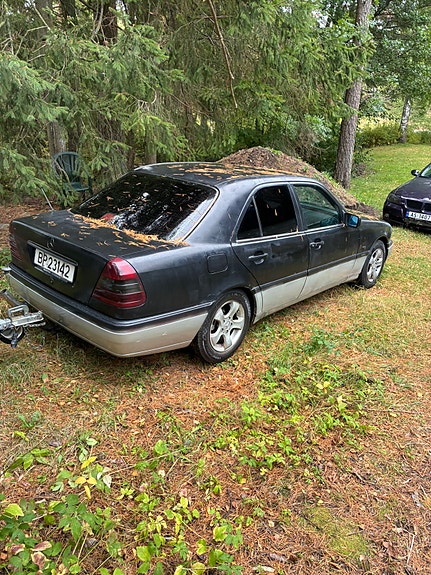 Mercedes-Benz C180 3 of 9