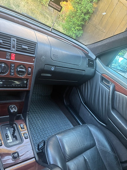Mercedes-Benz C180 8 of 9