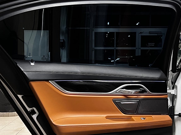 BMW 750d 29 of 30