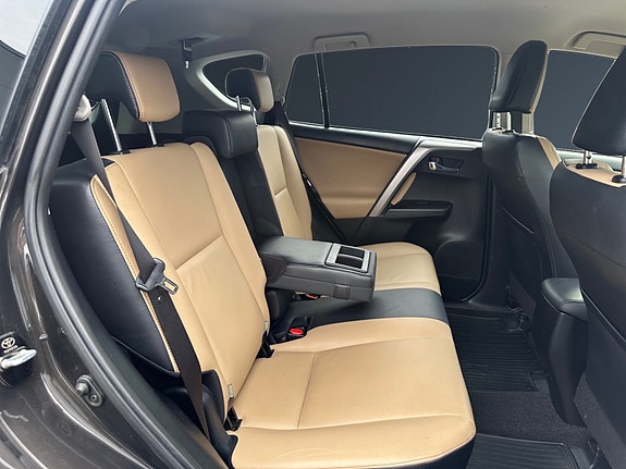Toyota RAV4 16 of 30