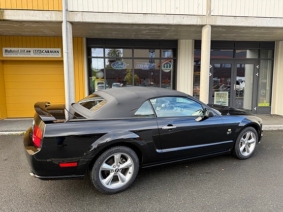Ford Mustang 25 of 30
