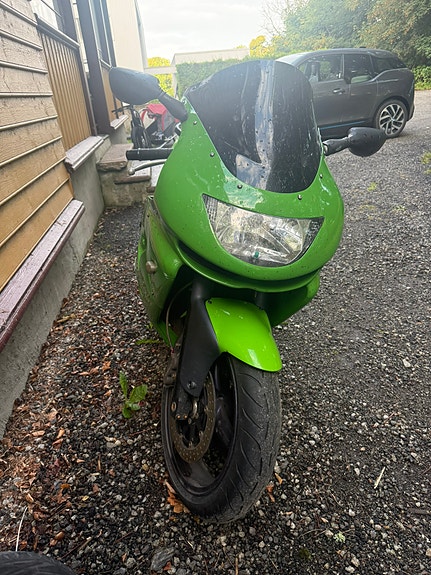 Kawasaki Ninja ZX-9R 2 of 6