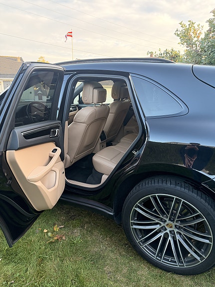 Porsche Macan 11 of 24