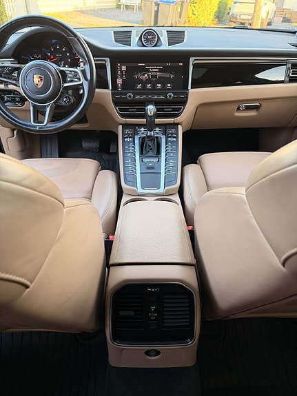 Porsche Macan 15 of 24