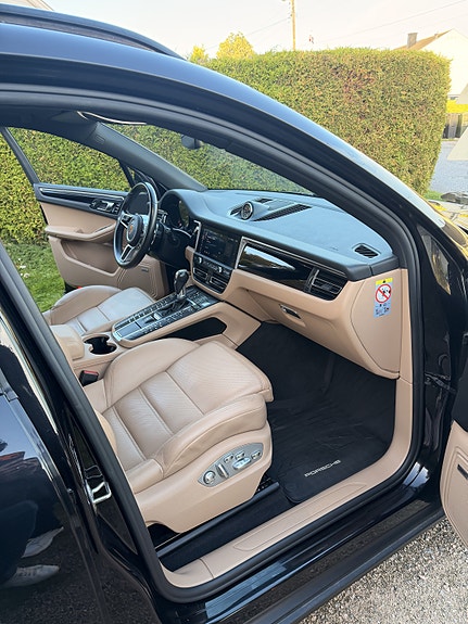 Porsche Macan 12 of 24