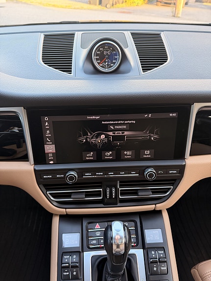 Porsche Macan 17 of 24