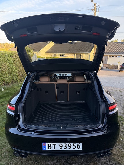 Porsche Macan 21 of 24