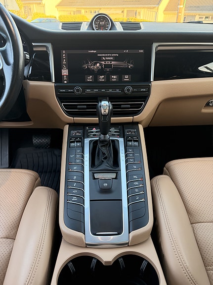 Porsche Macan 14 of 24