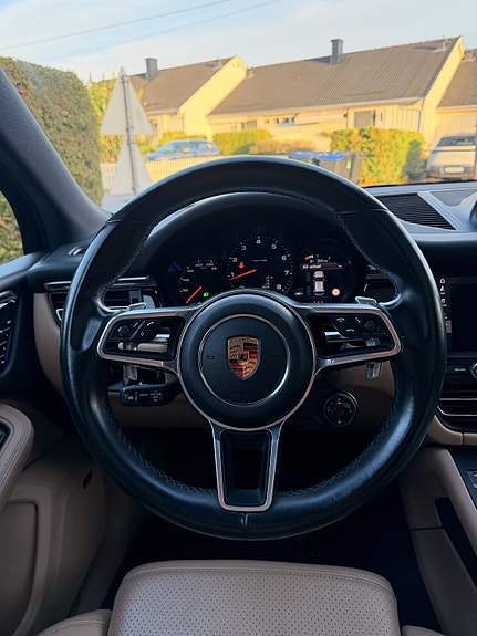 Porsche Macan 16 of 24