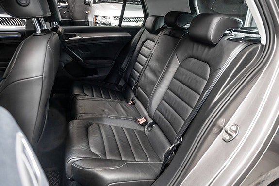 Volkswagen e-Golf VII 24 of 28