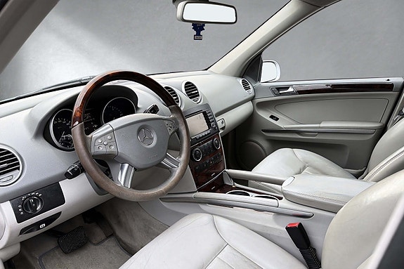 Mercedes-Benz ML320 18 of 30