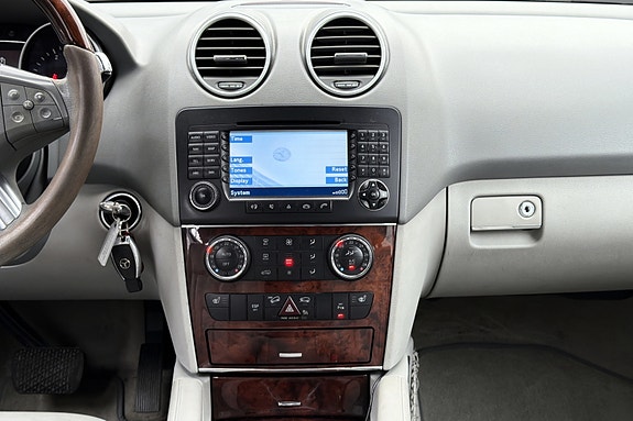 Mercedes-Benz ML320 26 of 30