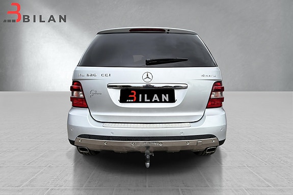 Mercedes-Benz ML320 8 of 30