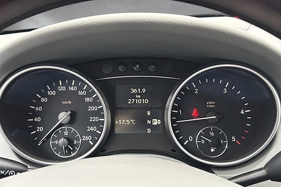 Mercedes-Benz ML320 25 of 30