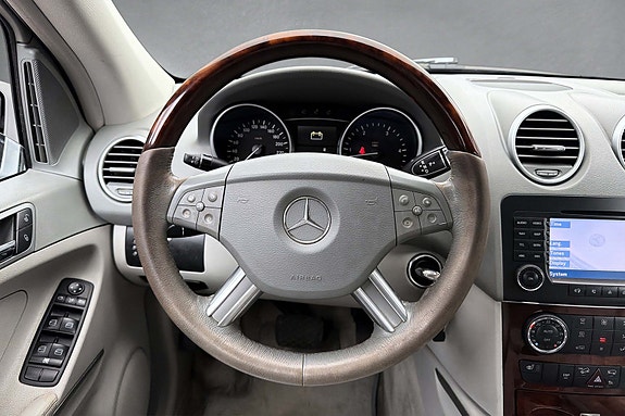 Mercedes-Benz ML320 24 of 30