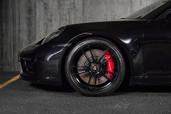 Porsche 911 Carrera 4 GTS 12 of 30