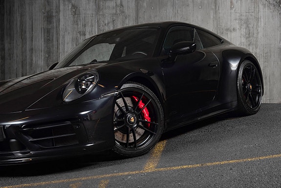Porsche 911 Carrera 4 GTS 14 of 30