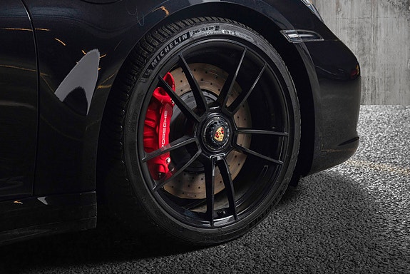 Porsche 911 Carrera 4 GTS 17 of 30