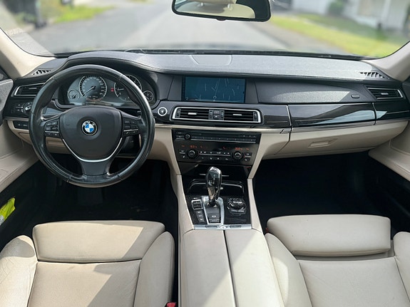 BMW 750i 11 of 18