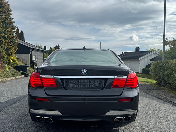 BMW 750i 4 of 18