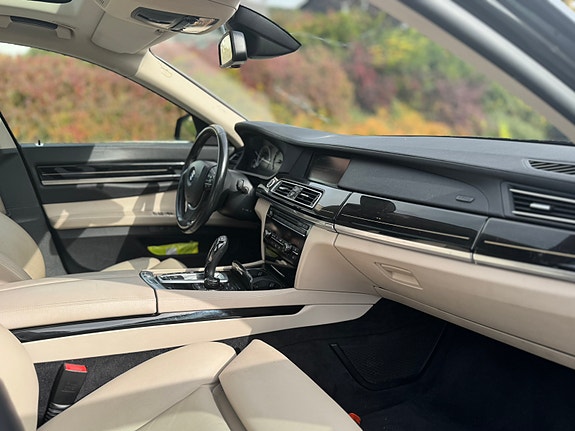 BMW 750i 12 of 18