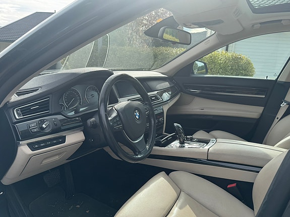 BMW 750i 10 of 18