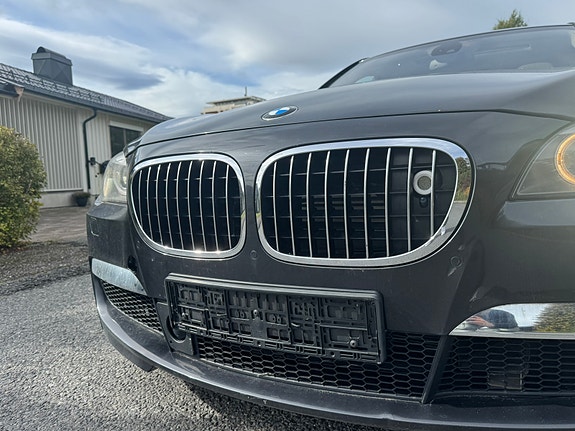 BMW 750i 9 of 18