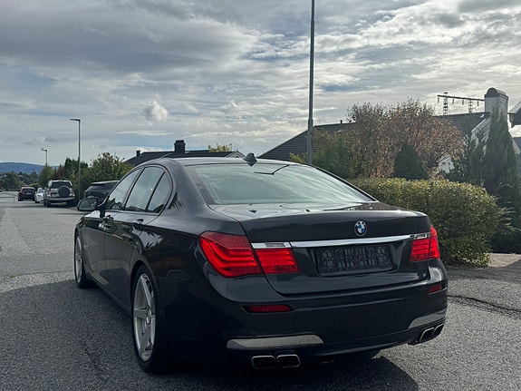 BMW 750i 3 of 18