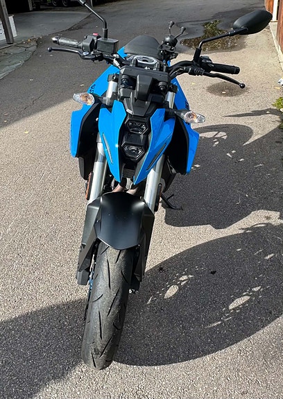 Suzuki GSX-8S 2 of 6