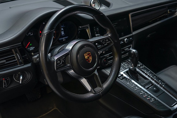 Porsche Macan 15 of 30