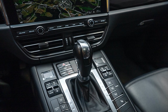 Porsche Macan 25 of 30