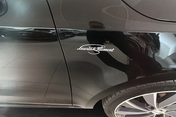Laurin & Klement-emblem understreker eksklusiviteten på denne bilen.