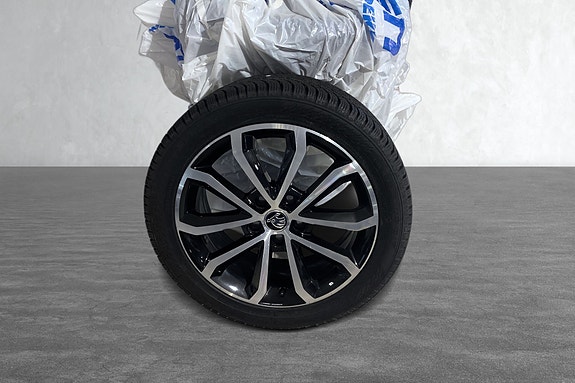 Nærbilde av slitebestandig og moderne aluminiumsfelg og dekk.