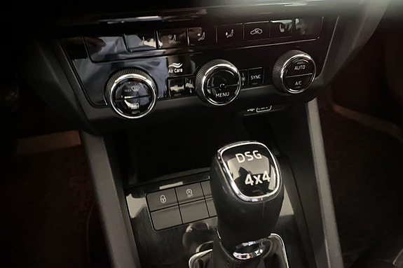 Automatgir med 4x4-merking og intuitive klimakontroller foran.