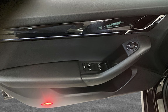 Dørpanel med elektriske vindusknapper og diskret ambient belysning.