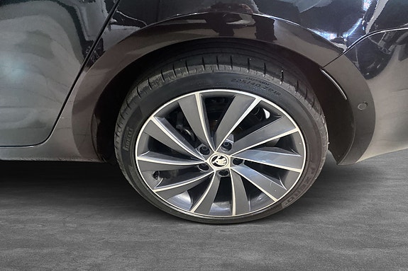 Detaljrik aluminiumsfjel med sporty og solid fler-eiket design.