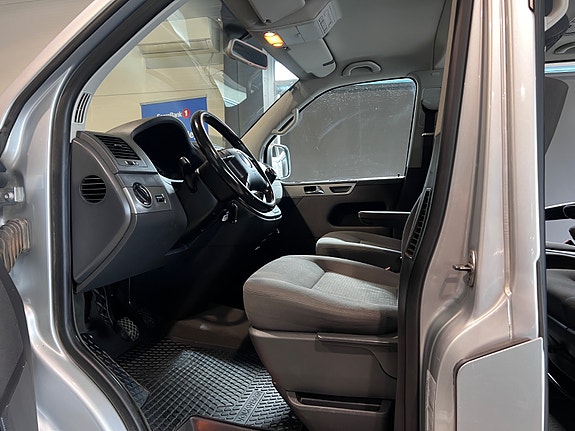 Volkswagen Multivan 24 of 30