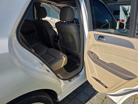 Mercedes-Benz ML350 12 of 29