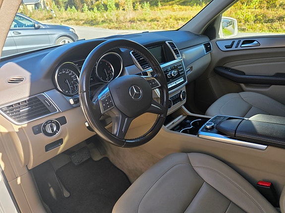 Mercedes-Benz ML350 7 of 29