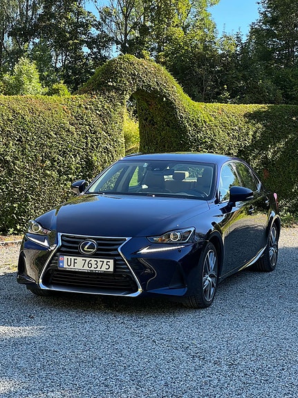 Lexus IS300h 2 of 21