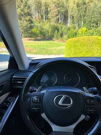 Lexus IS300h 9 of 21