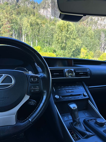 Lexus IS300h 17 of 21