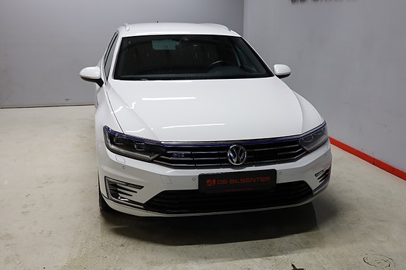 Volkswagen Passat 2 of 14