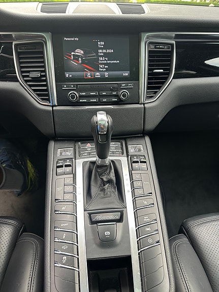 Porsche Macan 18 of 29