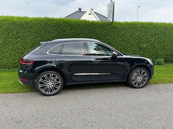Porsche Macan 14 of 29