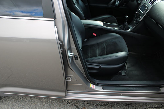 Toyota Avensis 14 of 30