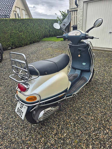 Vespa 50 6 of 9